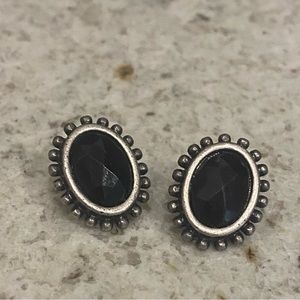 Oval earrings with Black cut crystal gem 🍁